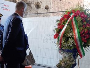 Operaio morto, chiuso il Colosseo: il ministro Giuli depone una corona di fiori per Andrea Moretti