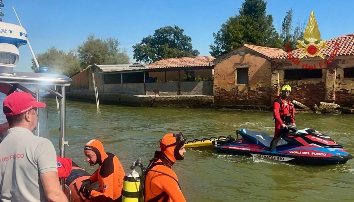 incidente mortale in barca a venezia sposi contro un taxi acqueo in laguna lui 232 morto mentre lei 232 dispersa da Virgilio.it incidente mortale in barca a venezia sposi contro un taxi acqueo in laguna lui 232 morto mentre lei 232 dispersa