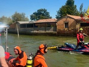 Incidente mortale in barca a Venezia, sposi contro un taxi acqueo in laguna: lui è morto mentre lei è dispersa