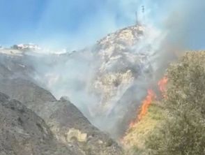 Incendio a Taormina, rogo minaccia le abitazioni: fiamme vicino all'A18 e Castelmola, evacuate le case