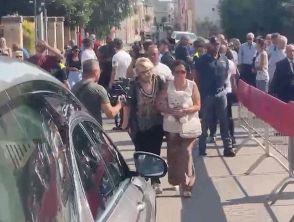 Funerale di Lorena Isceri a Squinzano, il video della madre che stringe il suo orsacchiotto davanti alla bara