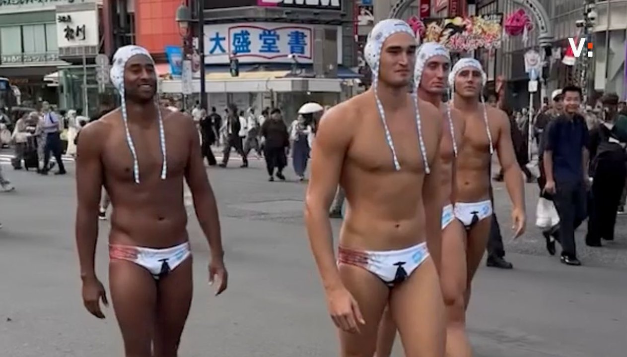 giocatori della pro recco in costume per strada a tokyo nel quartiere shibuya il video della passeggiata da Virgilio.it giocatori della pro recco in costume per strada a tokyo nel quartiere shibuya il video della passeggiata