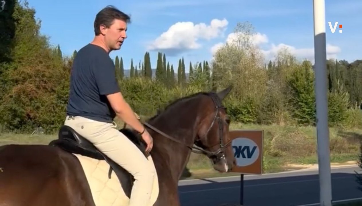 caro benzina dario nardella provoca il governo l eurodeputato del pd arriva al distributore a cavallo da Virgilio.it caro benzina dario nardella provoca il governo l eurodeputato del pd arriva al distributore a cavallo