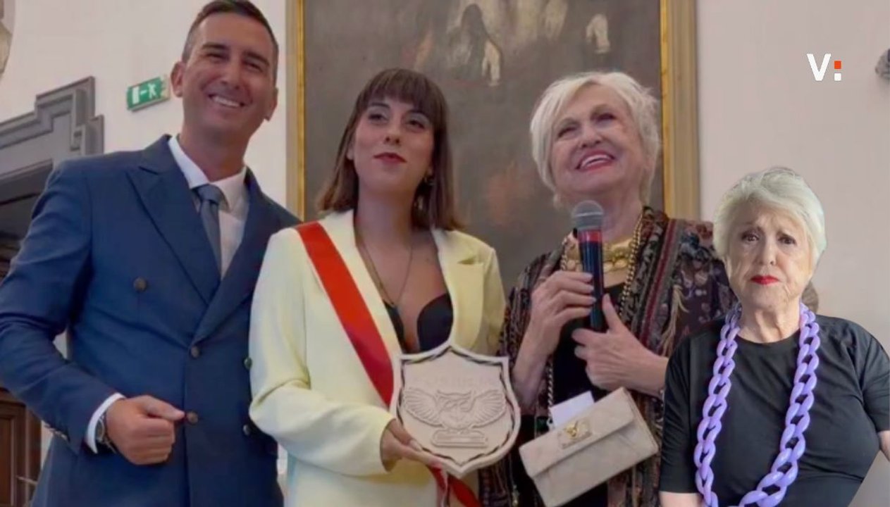 wanna marchi e la figlia stefania nobile premiate in campidoglio consigliere nanni si scusa dopo le polemiche da Virgilio.it wanna marchi e la figlia stefania nobile premiate in campidoglio consigliere nanni si scusa dopo le polemiche
