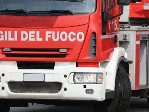 Camion dei Vigili del fuoco si ribalta a Firenze, incidente nei pressi del viadotto all’Indiano: cinque feriti