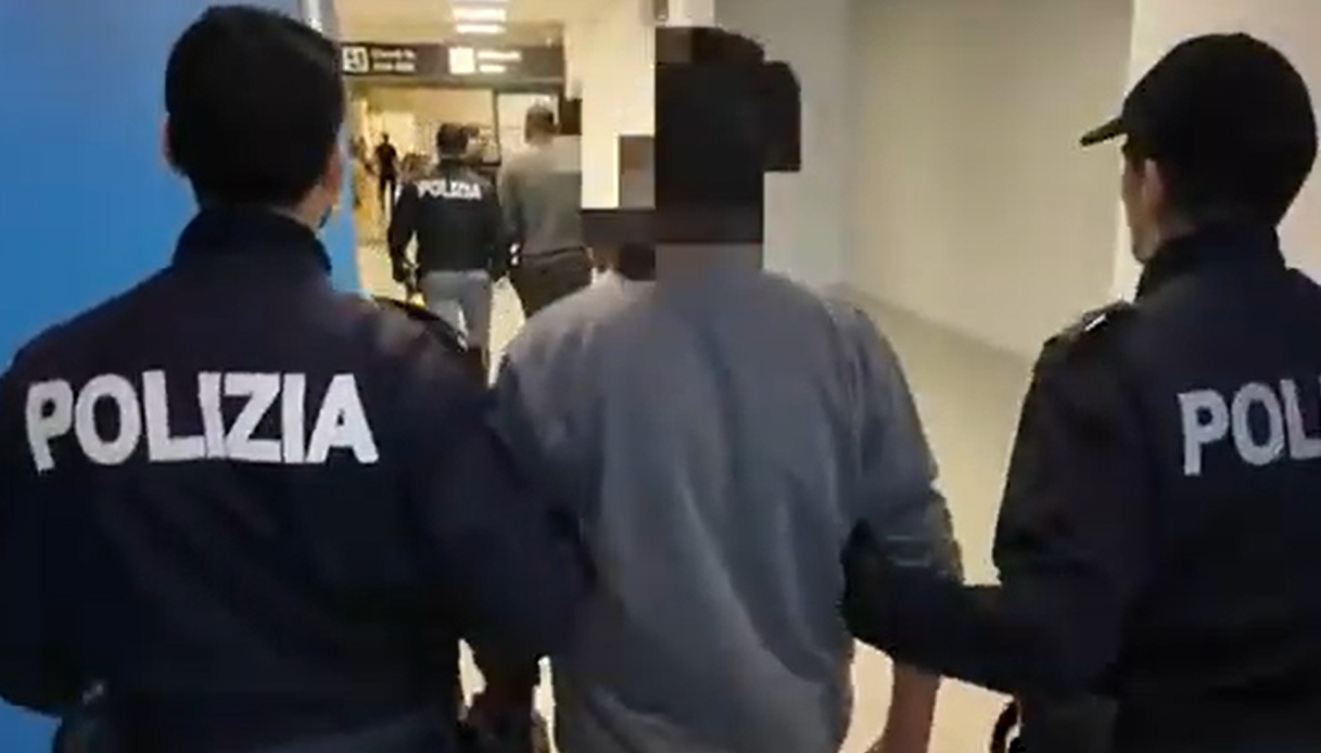 espulsioni e volo charter le immagini dei 37 stranieri rimpatriati dall italia da Virgilio.it espulsioni e volo charter le immagini dei 37 stranieri rimpatriati dall italia