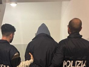 Entra in casa di un'anziana e la aggredisce ma viene messo in fuga dal nipote, 31enne arrestato a Piacenza