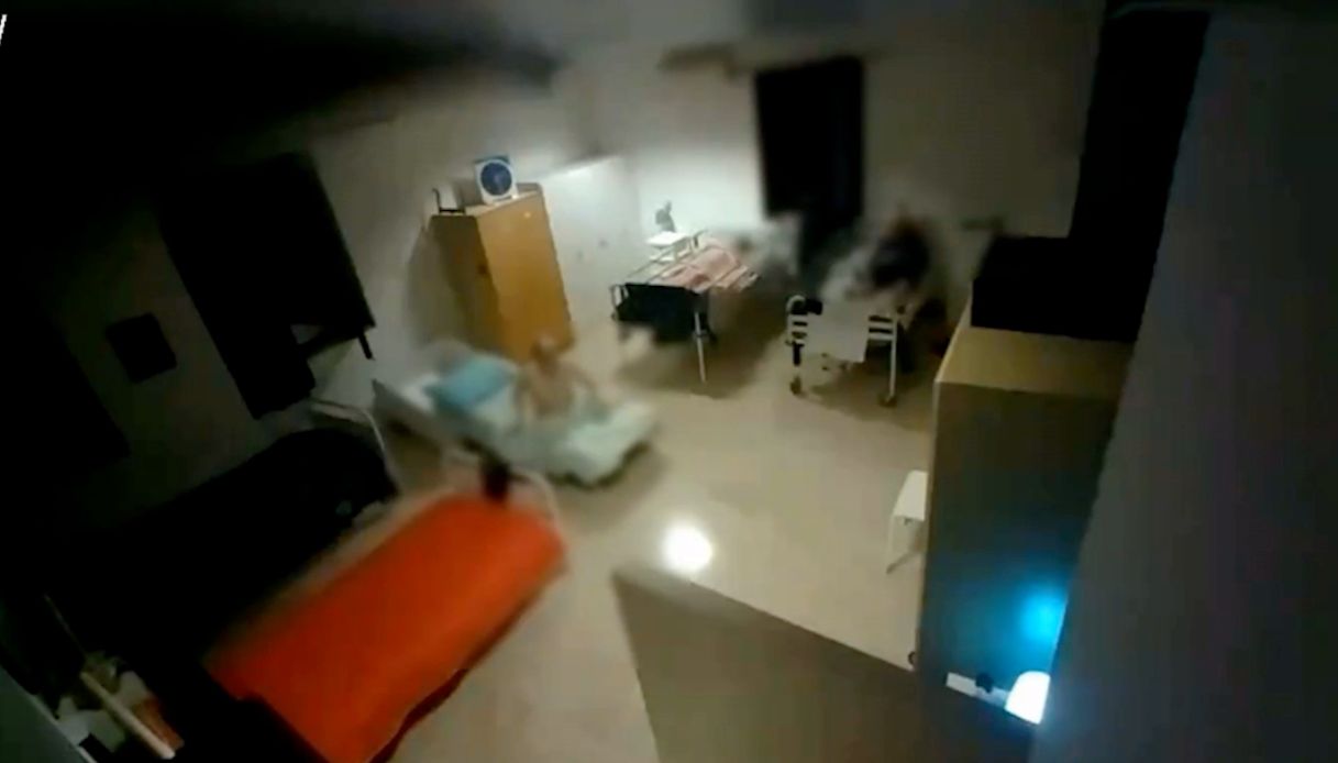 https://wips.plug.it/cips/notizie.virgilio.it/cms/2026/10/anziani-maltrattati-casa-abusiva-taranto.jpg