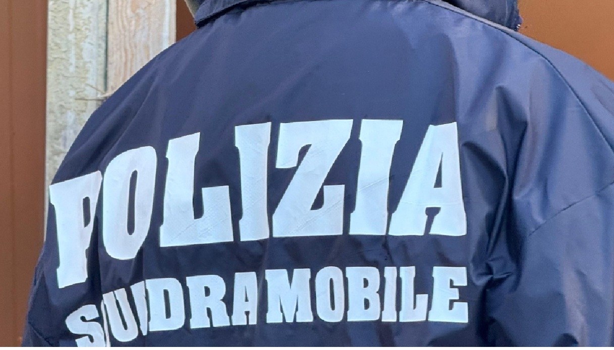 padre condannato a 16 anni per violenza sessuale sulla figlia arrestato in per249 latitanza finita a lima da Virgilio.it padre condannato a 16 anni per violenza sessuale sulla figlia arrestato in per249 latitanza finita a lima