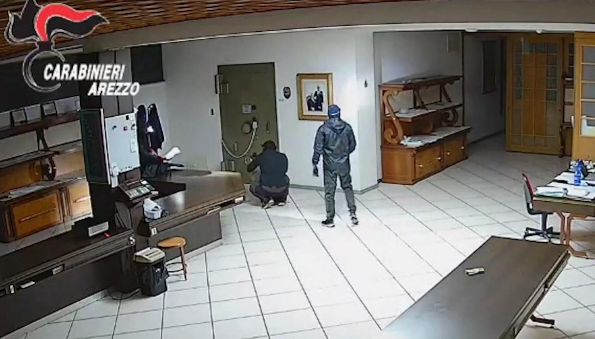 https://wips.plug.it/cips/notizie.virgilio.it/cms/2026/10/assalto-orafo-arezzo.jpg