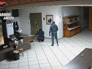 Assalto al caveau della ditta orafa a Laterina Pergine Valdarno e fuga tra auto incendiate, 8 arresti
