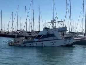 Barca a motore fuori controllo nel porto canale di Cervia, doppio scontro e poi affonda: illesi gli occupanti