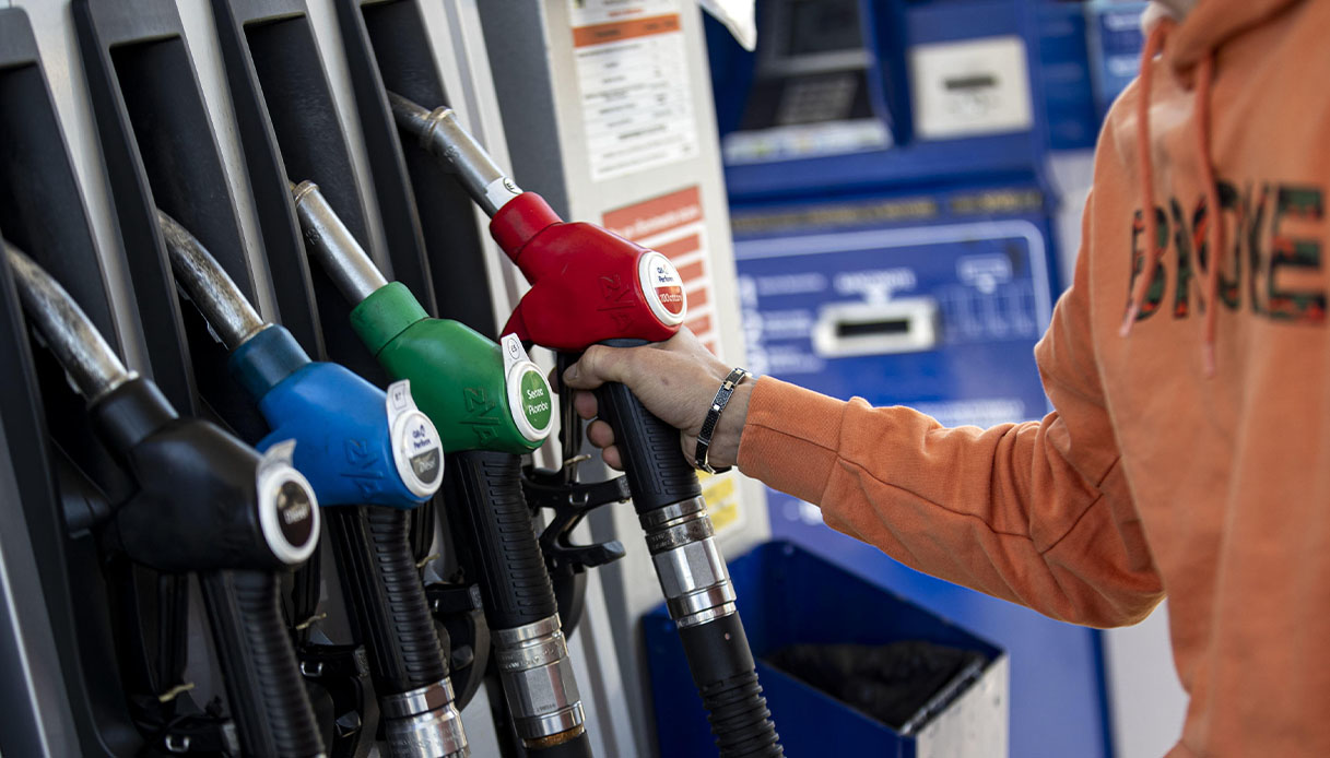 https://wips.plug.it/cips/notizie.virgilio.it/cms/2026/10/benzina-2.jpg