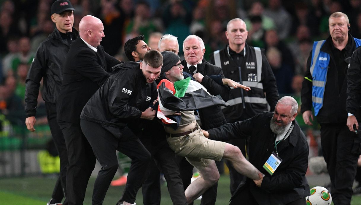 calcio interrotta la partita irlanda austria di nations per lancio di palline pro palestina da Virgilio.it calcio interrotta la partita irlanda austria di nations per lancio di palline pro palestina