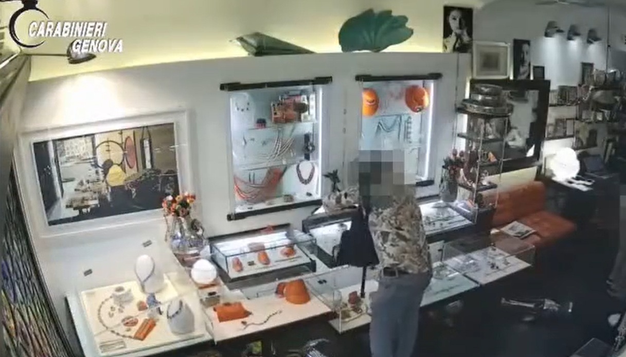 il video della rapina alla gioielleria di portofino arrestato al confine con la slovenia il 32enne ricercato da Virgilio.it il video della rapina alla gioielleria di portofino arrestato al confine con la slovenia il 32enne ricercato