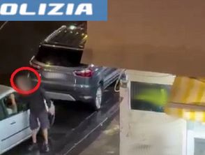 Prima incassa i soldi poi prende la droga dalla cabina elettrica a Catania, arrestato 51enne
