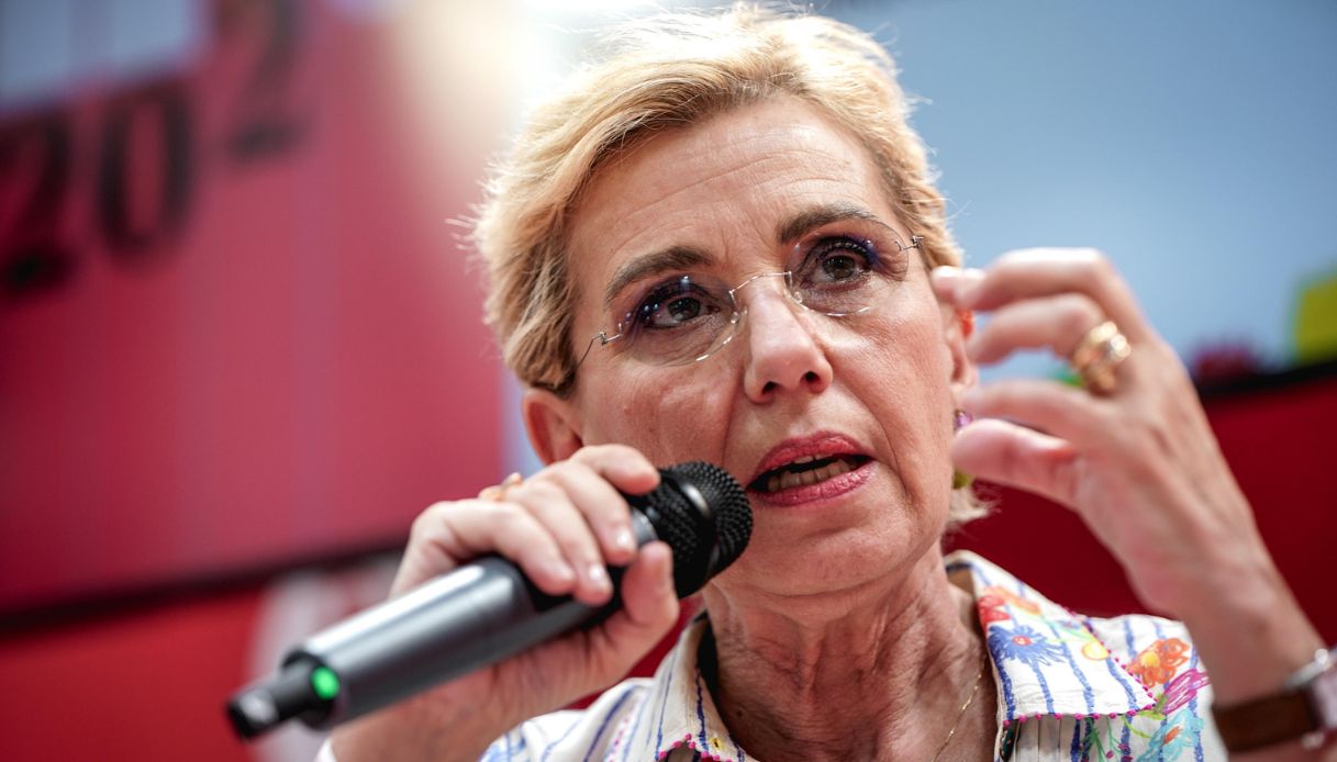 https://wips.plug.it/cips/notizie.virgilio.it/cms/2026/10/concita-de-gregorio-spettacolo-cesena-teatro-malore.jpg