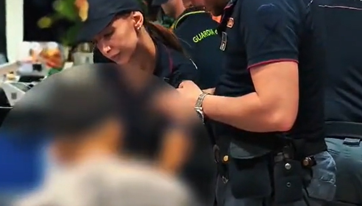 il video del blitz nei minimarket a roma sequestri di alimenti e maxi sanzioni da 14mila euro da Virgilio.it il video del blitz nei minimarket a roma sequestri di alimenti e maxi sanzioni da 14mila euro