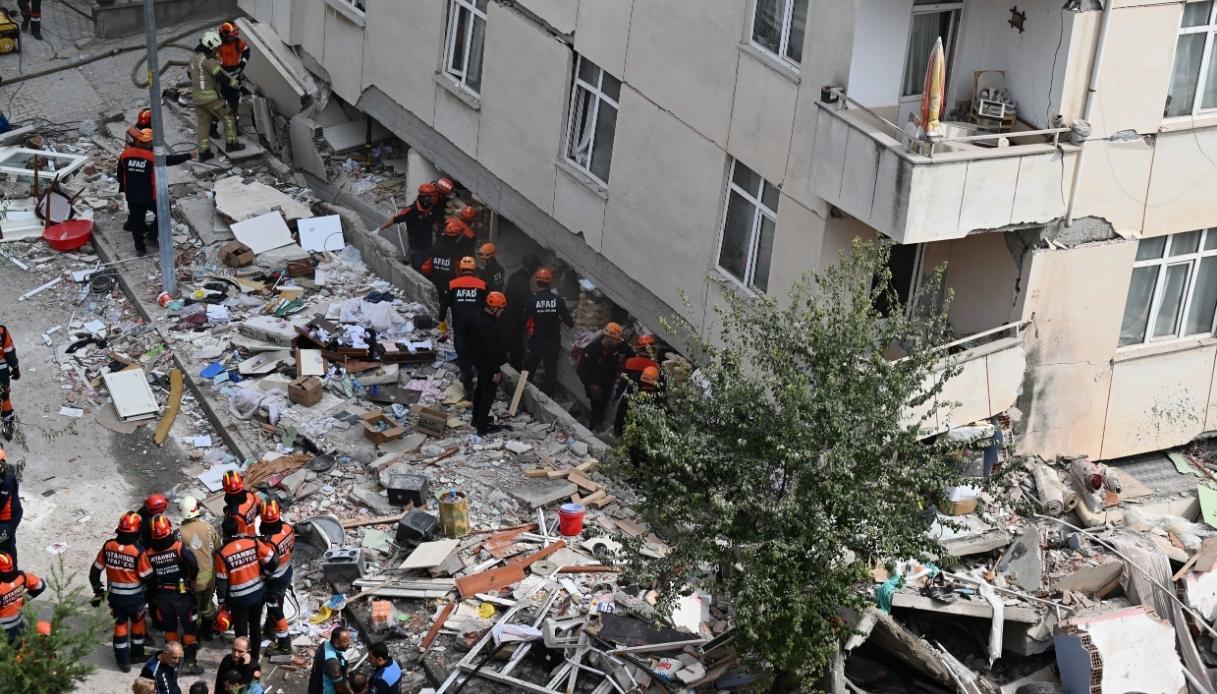 edificio di 7 piani crollato a istanbul 5 morti nel distretto di maltepe le immagini della tragedia da Virgilio.it edificio di 7 piani crollato a istanbul 5 morti nel distretto di maltepe le immagini della tragedia