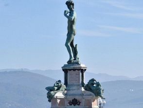 Bombola di gas sotto la statua del David a Firenze, allarme di un'operatrice: al vaglio video delle telecamere