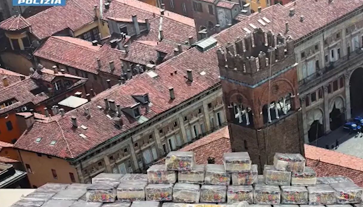 hashish per 5 milioni di euro tra bologna e sirmione coinvolti insospettabili settantenni 6 arresti da Virgilio.it hashish per 5 milioni di euro tra bologna e sirmione coinvolti insospettabili settantenni 6 arresti