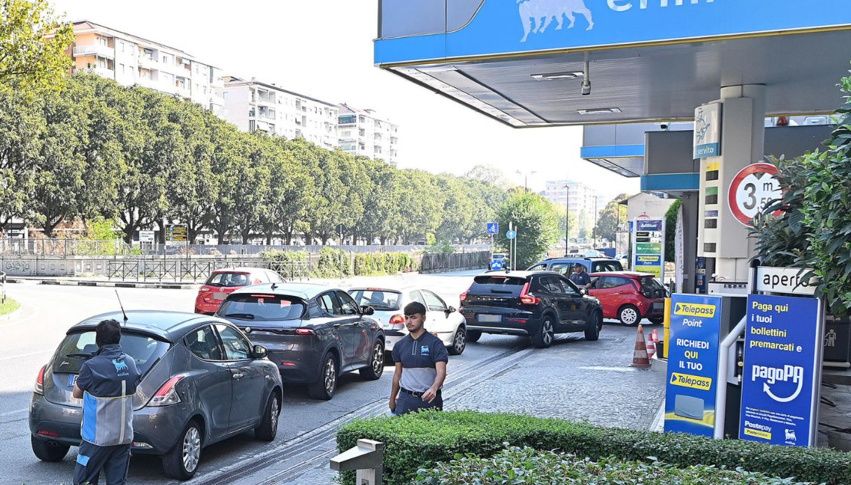 https://wips.plug.it/cips/notizie.virgilio.it/cms/2026/10/eni-price-cap-prezzi-benzina-diesel.jpg