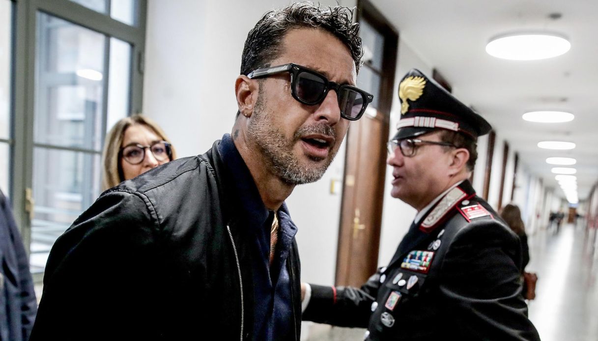 https://wips.plug.it/cips/notizie.virgilio.it/cms/2026/10/fabrizio-corona-1.jpg