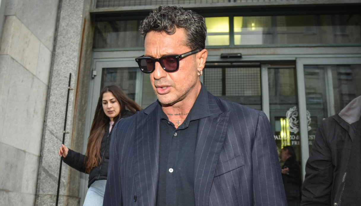 fabrizio corona picchiato e rapinato da 6 persone sotto casa ho riconosciuto un aggressore l ipotesi da Virgilio.it fabrizio corona picchiato e rapinato da 6 persone sotto casa ho riconosciuto un aggressore l ipotesi