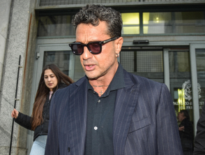 Fabrizio Corona picchiato e rapinato da 6 persone sotto casa, 