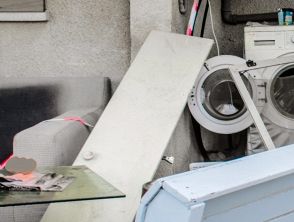 Non paga l'affitto a Filottrano per oltre un anno, viene sfrattata e lascia 450 kg di rifiuti e due gatti