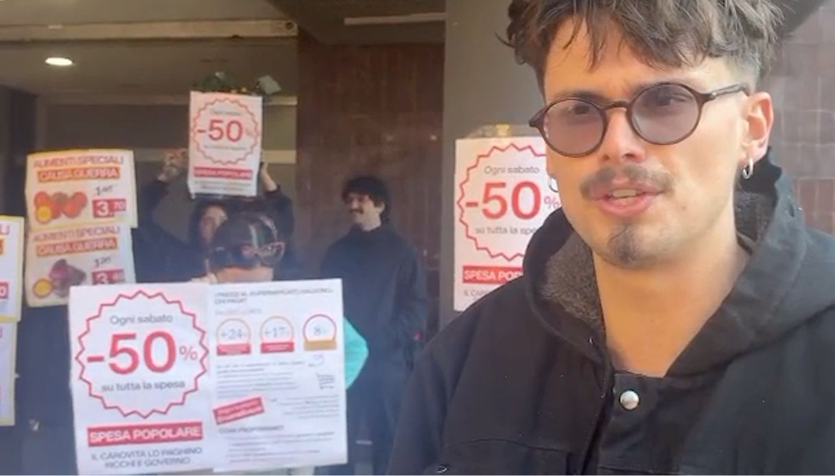 Bologna, flash mob di 'Carrelli Vuoti' al supermercato contro il carovita: "Prez