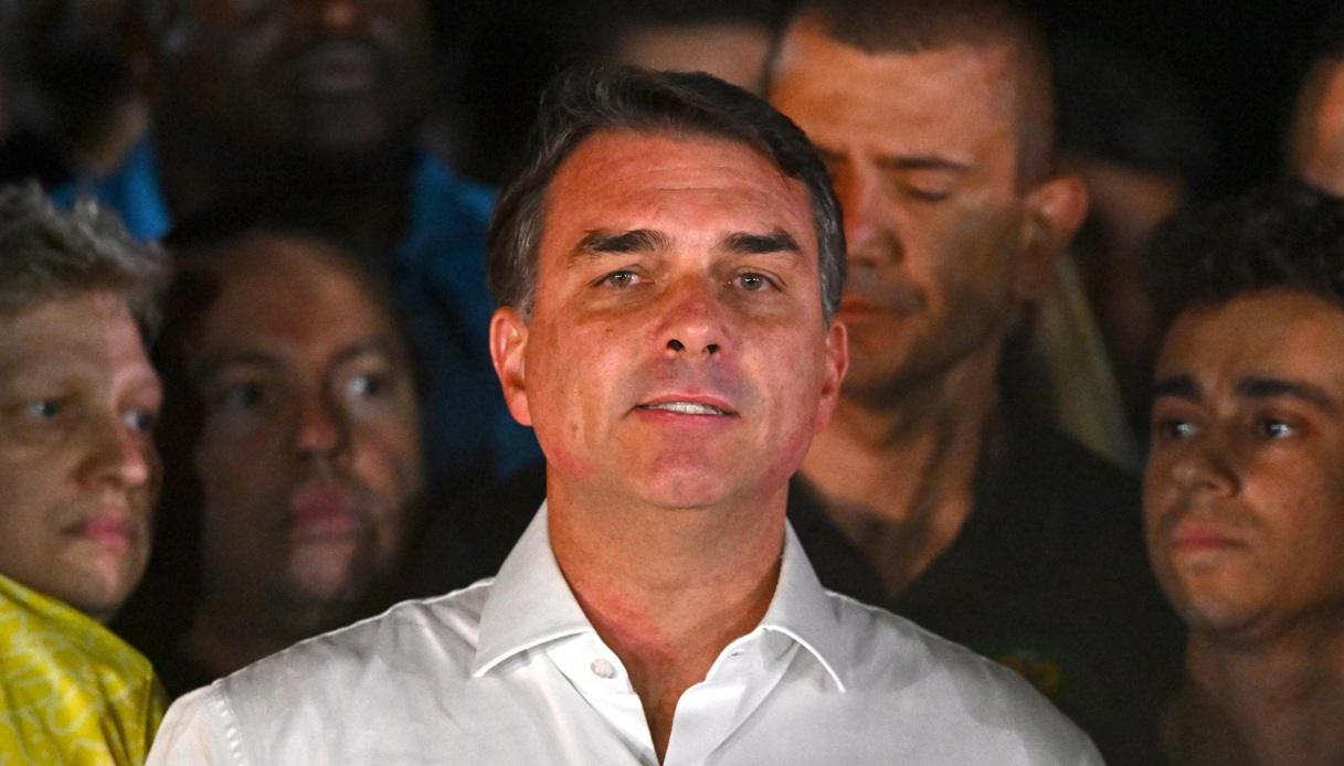 https://wips.plug.it/cips/notizie.virgilio.it/cms/2026/10/flavio-bolsonaro-brasile-sparito.jpg