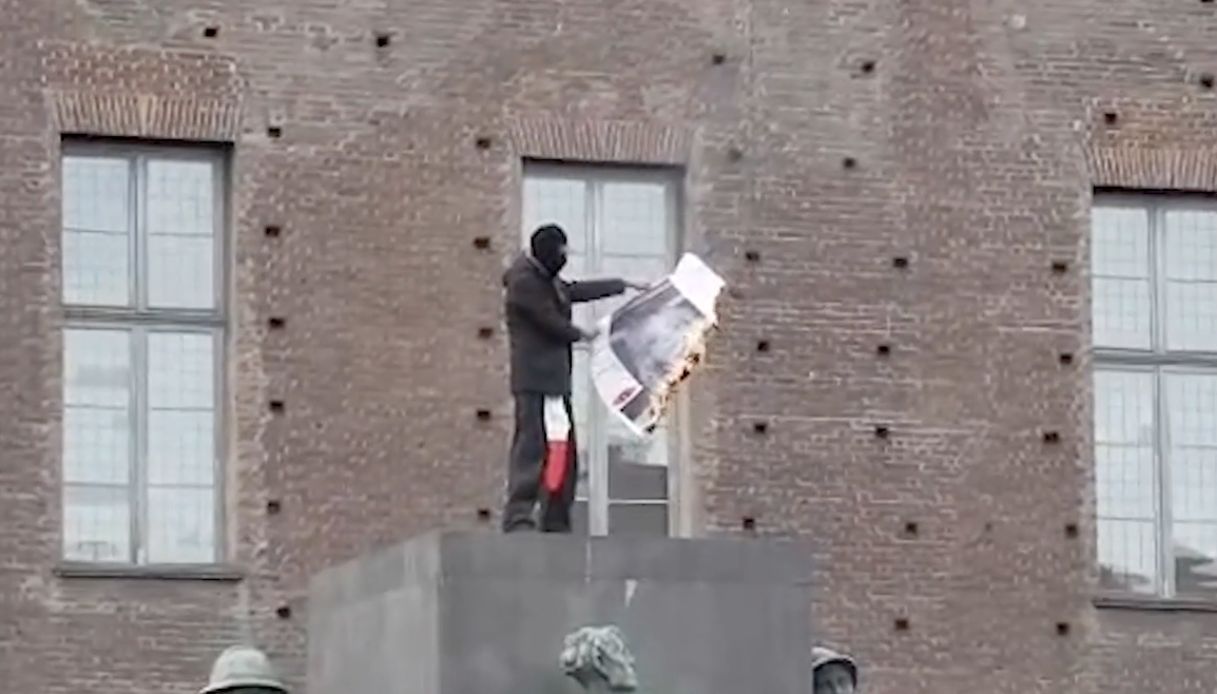 cortei a torino fratelli d italia commenta il rogo della foto di giorgia meloni la solita sinistra da Virgilio.it cortei a torino fratelli d italia commenta il rogo della foto di giorgia meloni la solita sinistra