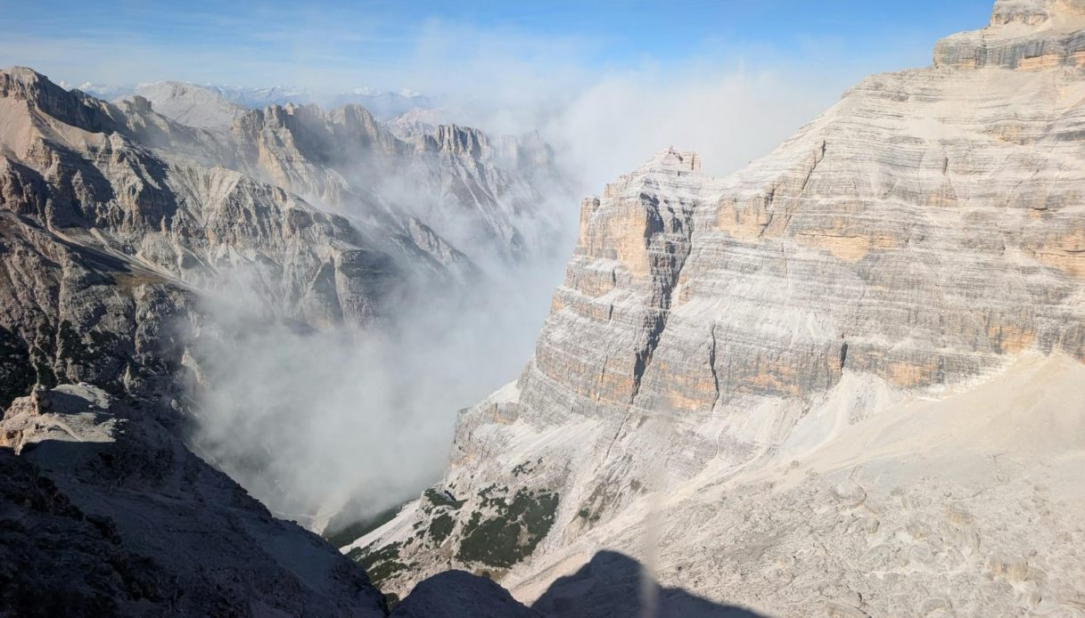 maxi frana dalla tofana di dentro a cortina d ampezzo elicottero bloccato per la nube di polvere da Virgilio.it maxi frana dalla tofana di dentro a cortina d ampezzo elicottero bloccato per la nube di polvere