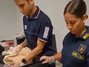 Dalla Cina a Milano con carte da collezione e orologi non dichiarati, donna paga subito 26mila euro di multa