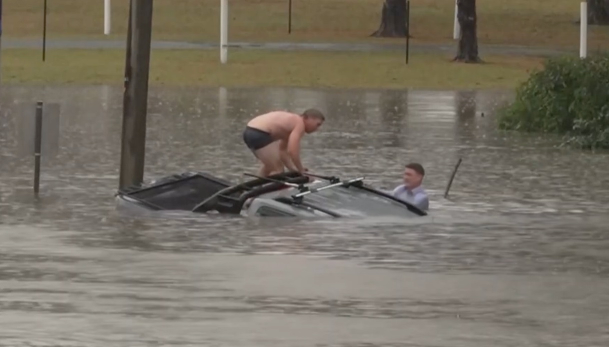 giornalista will murray eroe in australia durante l alluvione si tuffa e salva un uomo intrappolato in auto da Virgilio.it giornalista will murray eroe in australia durante l alluvione si tuffa e salva un uomo intrappolato in auto