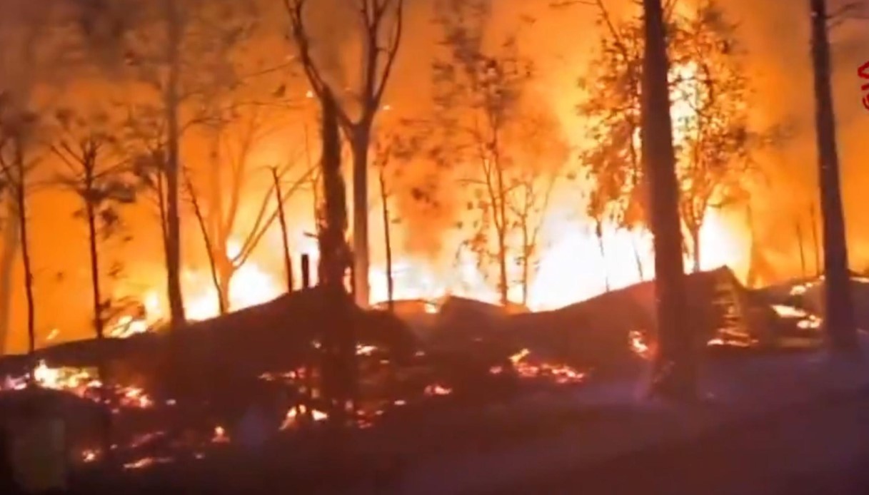 https://wips.plug.it/cips/notizie.virgilio.it/cms/2026/10/incendio-campeggio-peschiera-del-garda-bella-italia.jpg