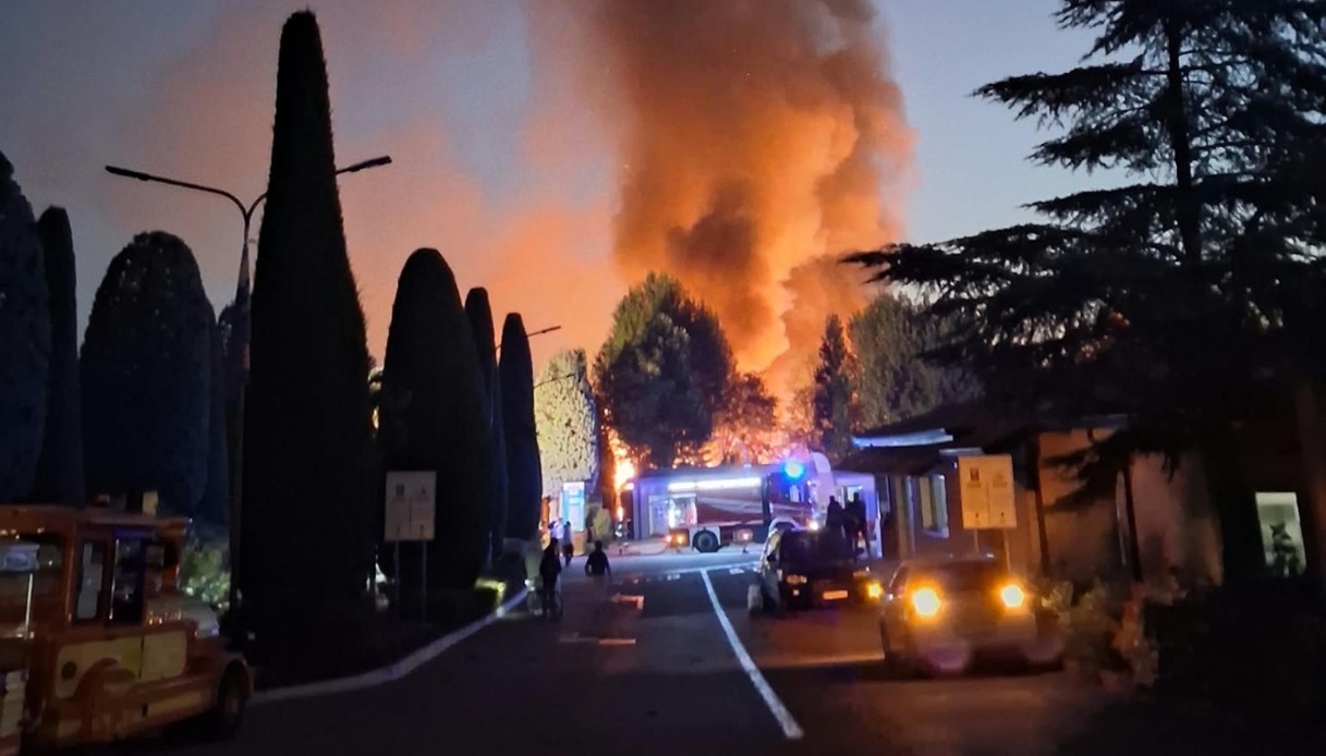 https://wips.plug.it/cips/notizie.virgilio.it/cms/2026/10/incendio-campeggio-peschiera-del-garda-feriti.jpg