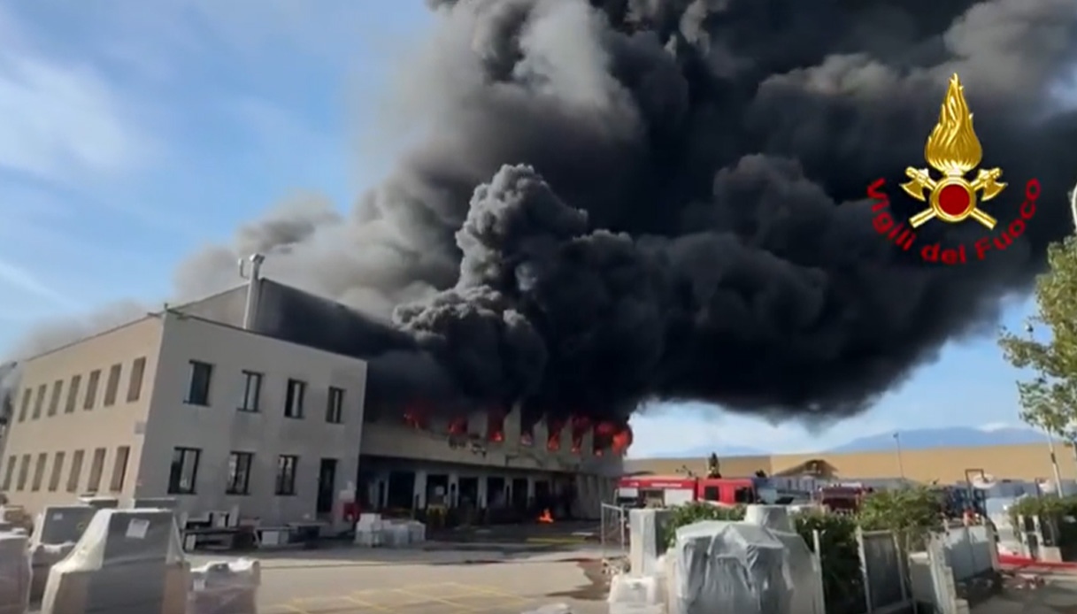 https://wips.plug.it/cips/notizie.virgilio.it/cms/2026/10/incendio-deroma-malo-vasi-plastica.jpg