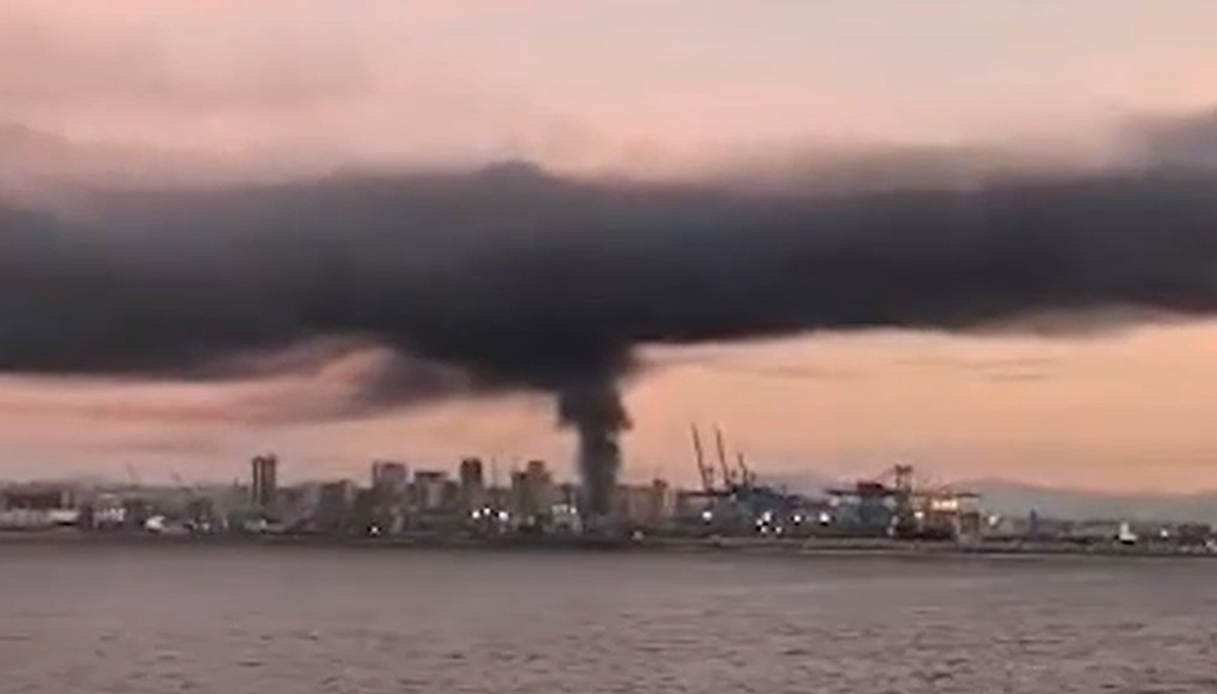 incendio a napoli venerd236 16 ottobre nella zona industriale colonna di fumo nero dal capannone di via brin da Virgilio.it incendio a napoli venerd236 16 ottobre nella zona industriale colonna di fumo nero dal capannone di via brin
