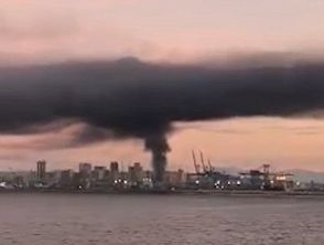 Incendio a Napoli venerdì 16 ottobre nella zona industriale, colonna di fumo nero dal capannone di via Brin