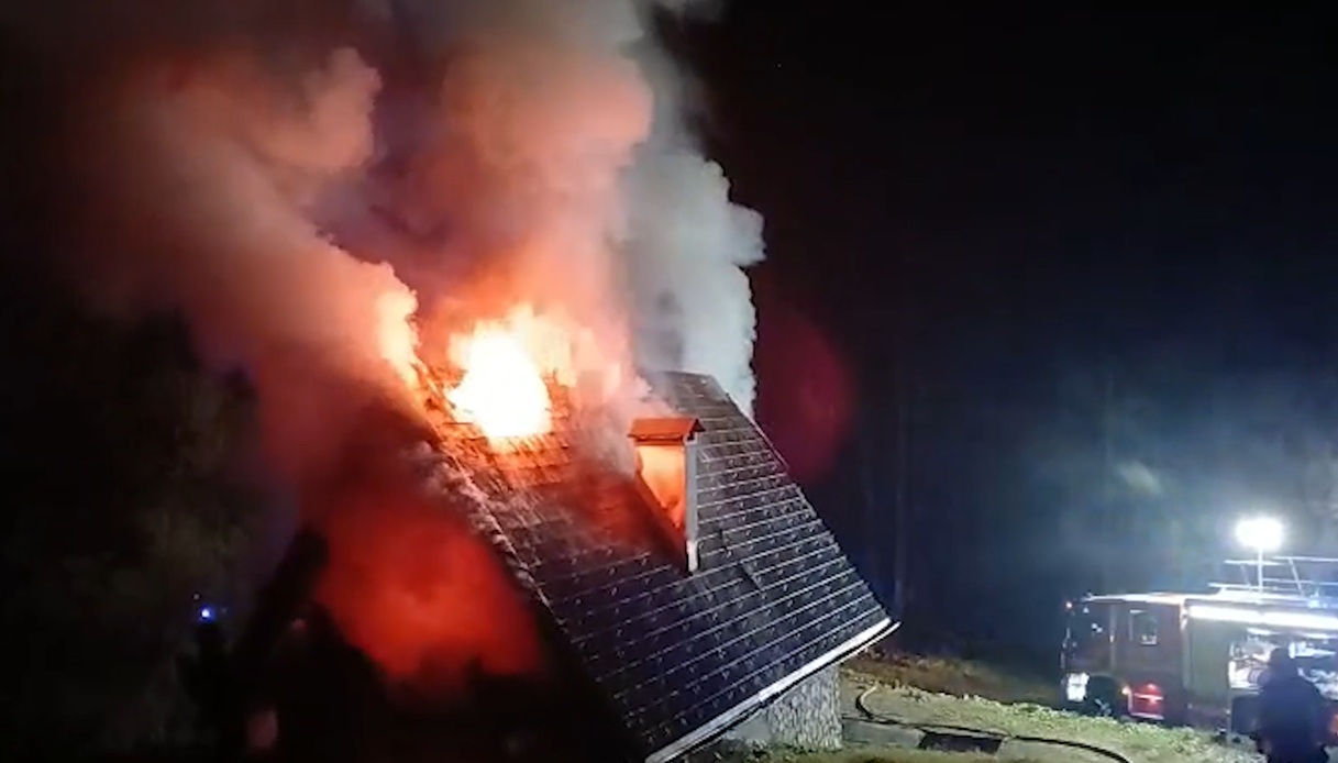 Uomo morto carbonizzato in uno chalet ad Aupa di Pontebba, l'incendio ha inghiottito l'abitazione