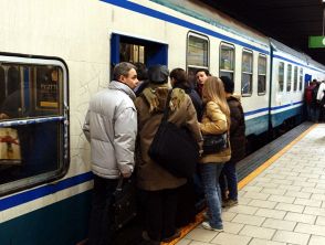 Investita dal treno alla stazione Porta Garibaldi di Milano, 23enne estratta viva dai pompieri: lievi ferite