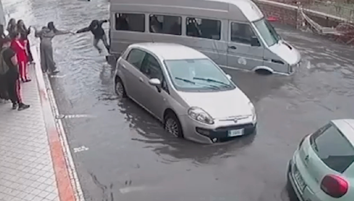 https://wips.plug.it/cips/notizie.virgilio.it/cms/2026/10/maltempo-napoli-giugliano-pulmino.jpg