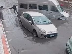 Maltempo a Napoli, a Giugliano gli studenti scappano dal finestrino del pulmino bloccato nell'acqua