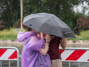 Allerta meteo, scuole chiuse venerdì 9 ottobre in Campania e Lazio: a Napoli treni fermi per il maltempo