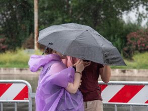 Maltempo, scuole e parchi chiusi in Toscana per vento forte e temporali: allerta gialla in altre 11 regioni