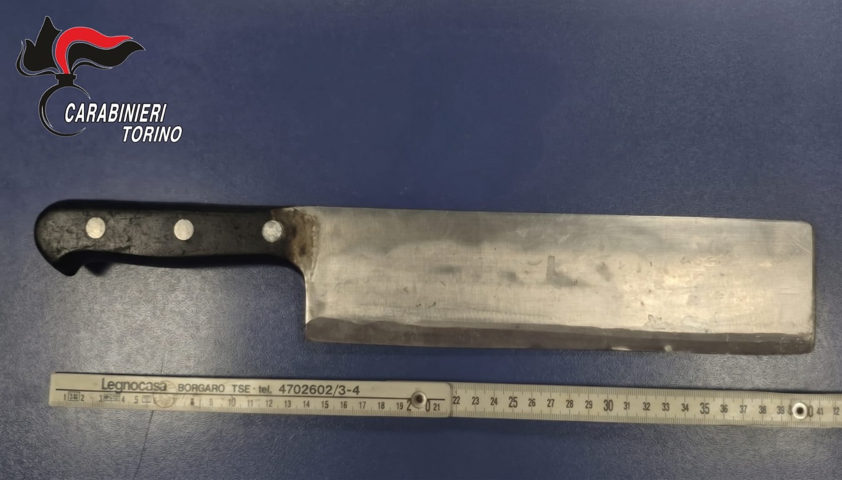 Terrore a Torino nel quartiere Aurora, minaccia i passanti con una mannaia da 40 cm: come è stato disarmato