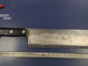 Terrore a Torino nel quartiere Aurora, minaccia i passanti con una mannaia da 40 cm: come è stato disarmato