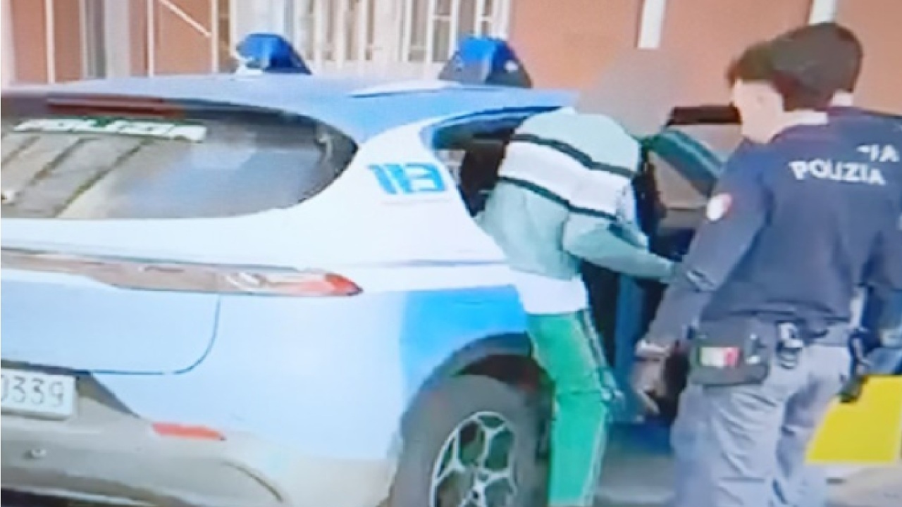 4 rimpatri da bergamo espulso l uomo che si era barricato sul tetto lanciando tegole contro gli agenti da Virgilio.it 4 rimpatri da bergamo espulso l uomo che si era barricato sul tetto lanciando tegole contro gli agenti